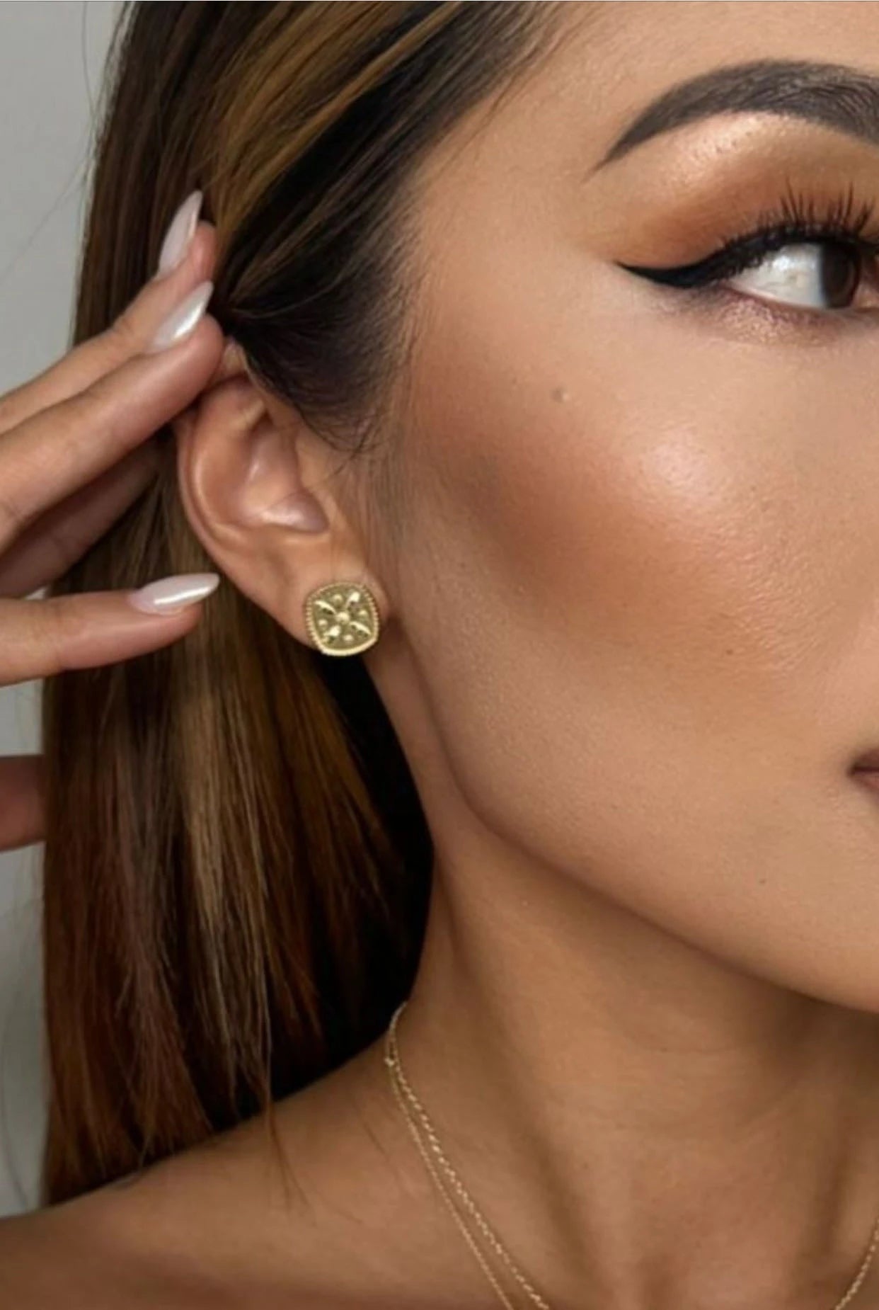 woman wearing a derafsh kaviani earring