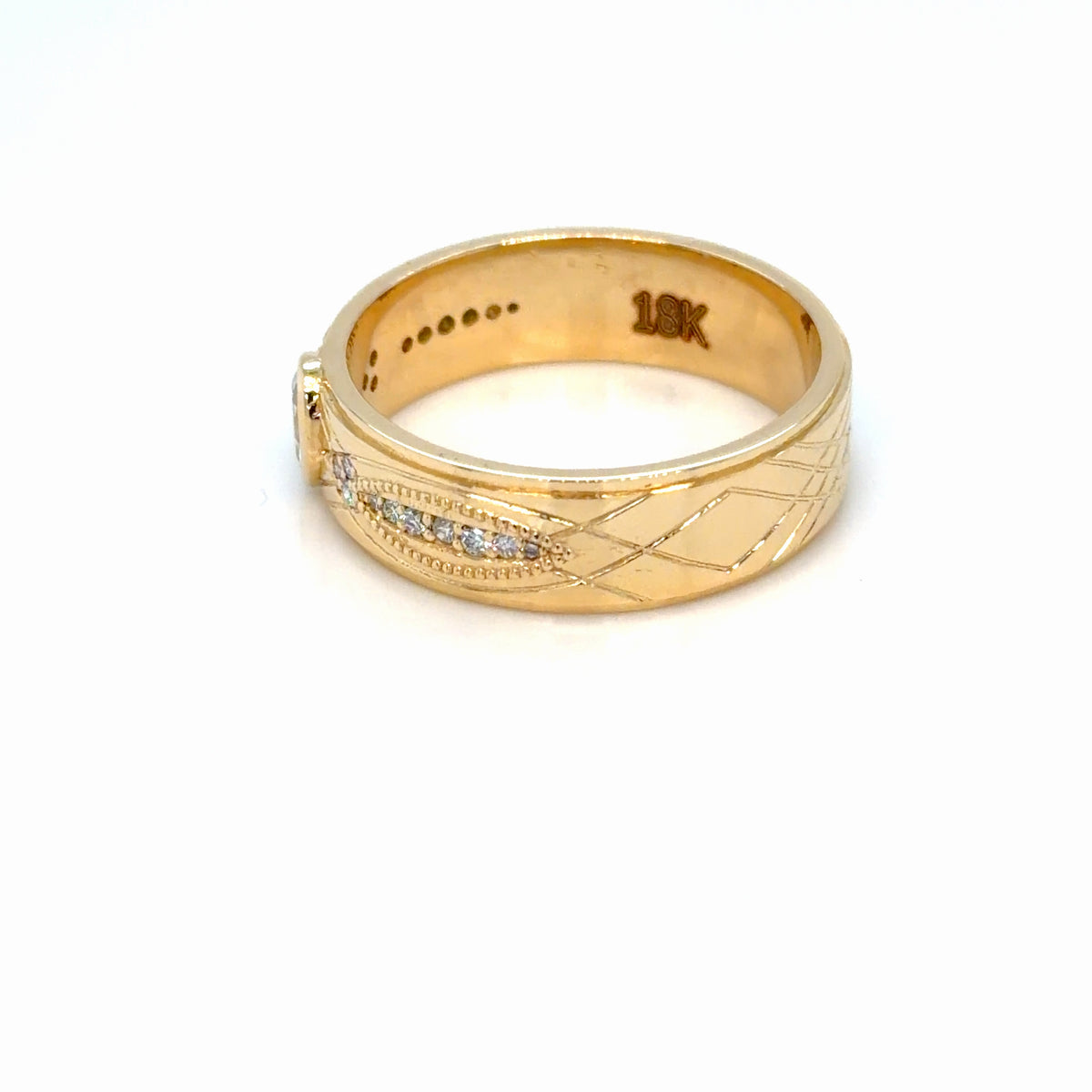 Side view of the 18K yellow gold men's wedding band showing the 18K stamp inside the band and pave-set lab-grown diamonds in the engraved lattice